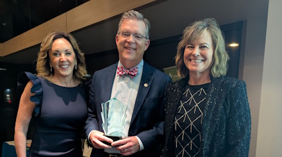 Tim Cook receives Howard Award